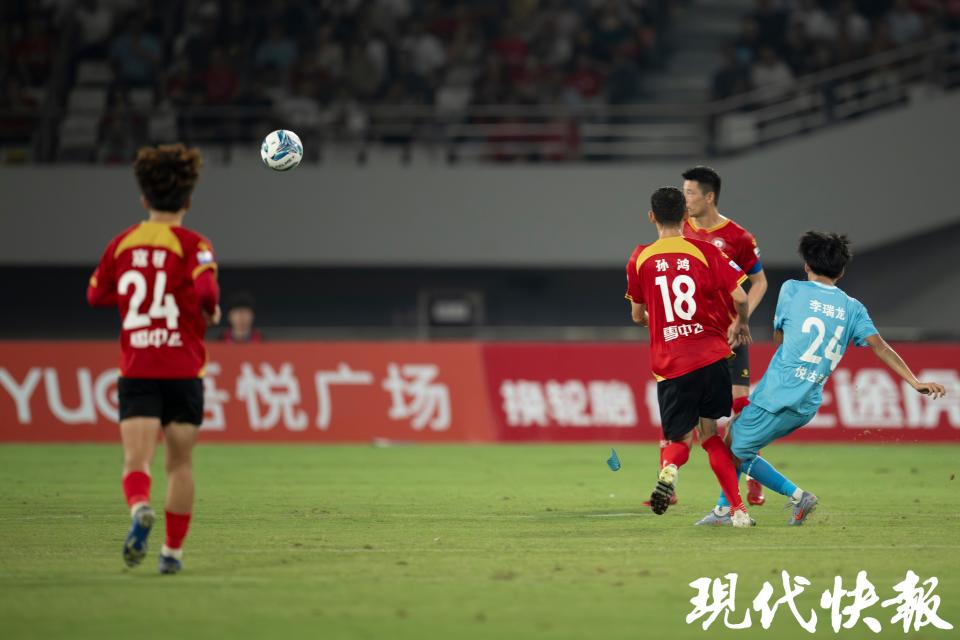 周十佳进球, 队看台的气, 李瑞龙在赛