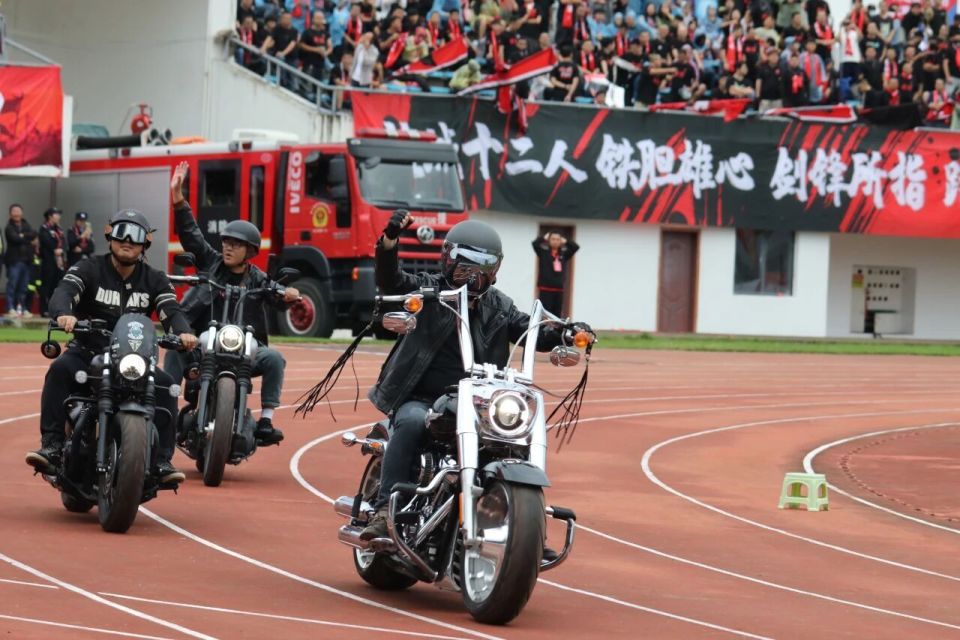 来自德阳与, 队员们用整, 一名