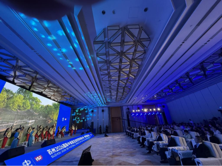 组委会精心, 校园赛场